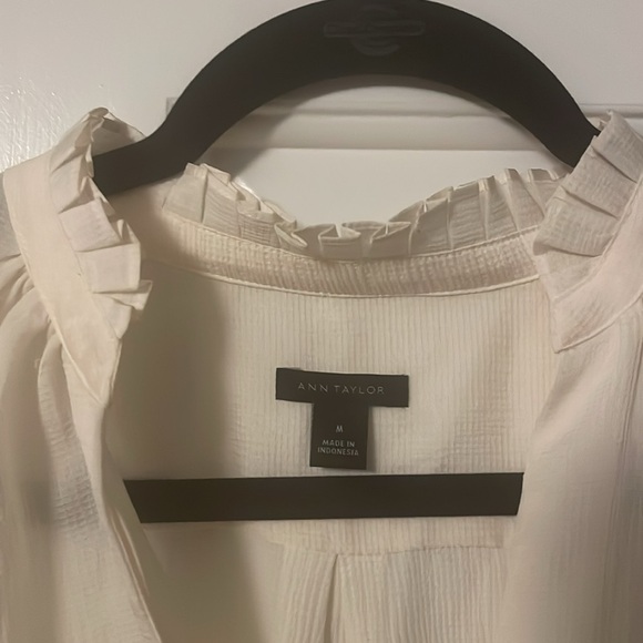 Beautiful ivory Ann Taylor Blouse Size Medium - Picture 2 of 5